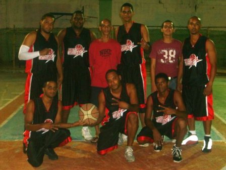 EQUIPO LOS CACUCES CAMPEÓN  BALONCESTO INTERCALLES