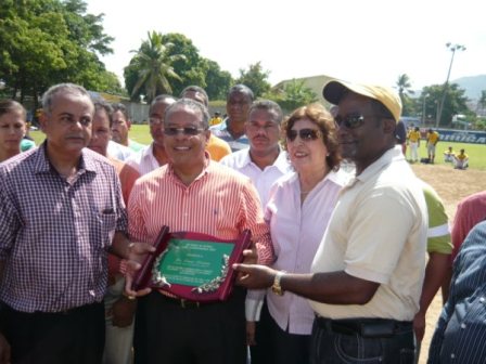 Arranca Torneo Softbol Interbarrio dedicado locutor Omar Liriano