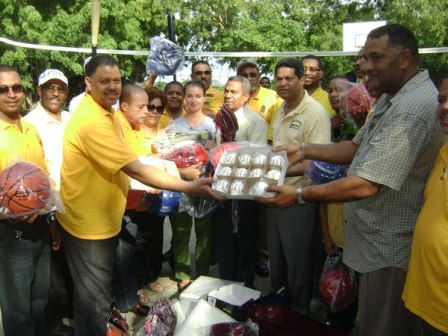 Comité Puertoplateños Estados Unidos entrega utilerías deportivas