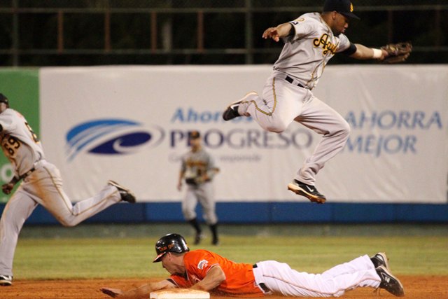 ÁGUILAS DOMINA A UN TORO REBELDE; TRATÓ NO LLEVAR LA CAÑA AL INGENIO