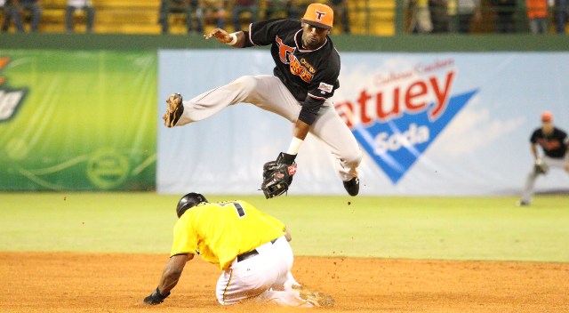 ENFURECIDOS TOROS IMPIDEN VUELO ÁGUILAS CIBAEÑAS