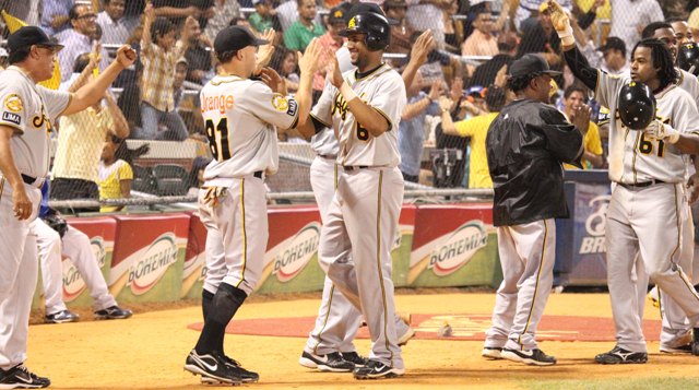 ÁGUILAS CIBAEÑAS “COMIERON A LA CARTA” EN LA CAPITAL