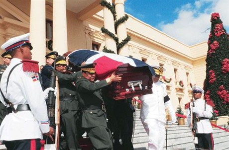 LOS HONORES DE LA HIPOCRESÍA