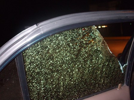 FANÁTICOS BALONCESTO SUPERIOR MOCA AGREDEN VEHÍCULO CRONISTAS DEPORTIVOS