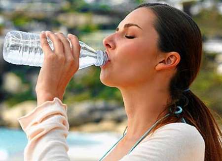 TOMAR AGUA AYUDA MANTENER CUERPO BUENA SALUD