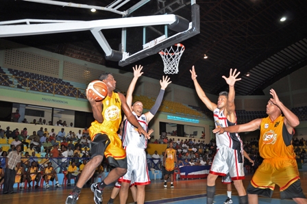 EQUIPO BATEY TRES A PUNTO GANAR FINALES BALONCESTO PUERTO PLATA