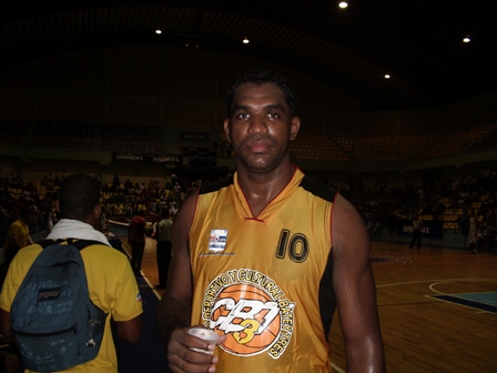 MARLON PONE DELANTE EQUIPO BATEY TRES FINAL BALONCESTO SUPERIOR PUERTO PLATA