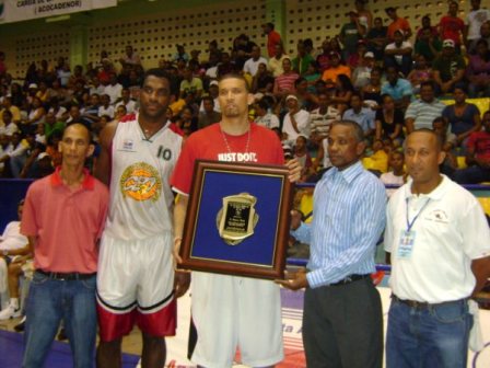 ABAPLATA, AYUNTAMIENTO RECONOCEN JUGADOR NBA FRANCISCO GARCÍA