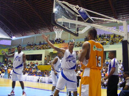 TIBURONES EMPATAN SERIE FRENTE A CAÑEROS; VIAJAN PRÓXIMO MARTES A LA ROMANA