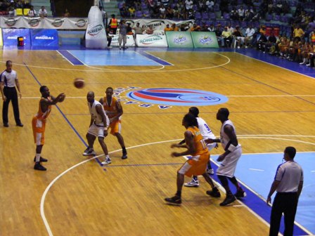 TIBURONES PUERTO PLATA-CAÑEROS LA ROMANA CELEBRARÁN TERCER JUEGO GRAN FINAL LIGA NACIONAL BALONCESTO 