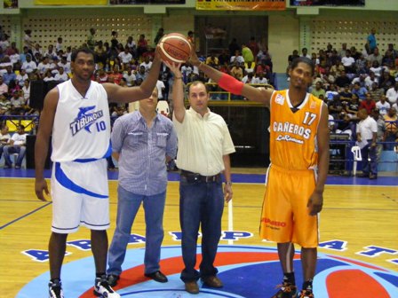 EMPRESA BRUGAL ENTREGA APORTE EQUIPO TIBURONES PUERTO PLATA