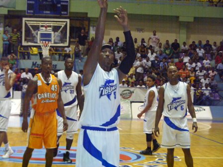 SEGUIDORES CAÑEROS CELEBRAN VICTORIA; PARCIALES TIBURONES LLORAN DERROTA 