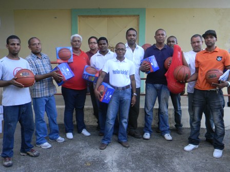 JUGADOR NBA ALFRED HORFORD DONA CARGAMENTO BOLAS BALONCESTO CLUBES, LIGAS DEPORTIVAS EN PUERTO PLATA