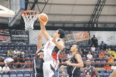 EQUIPO REALES LA VEGA QUITA INVICTO METROS SANTIAGO TORNEO LNB