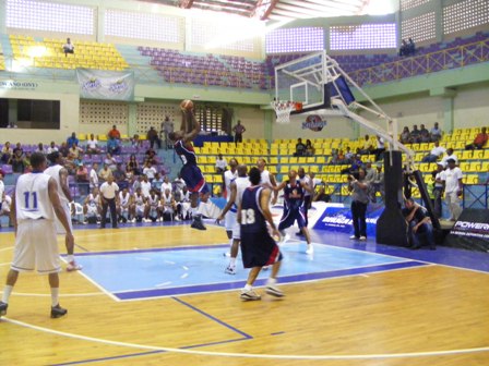 TIBURONES VENCEN INDIOS SAN FRANCISCO DE MACORÍS; PROVOCAN TRIPLE EMPATE TORNEO LNB