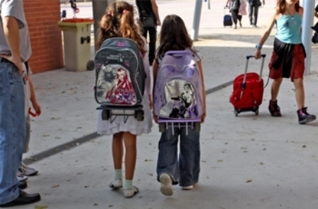 SANTILLANA LANZA UNA CAMPAÑA PARA ALIGERAR LAS MOCHILAS ESCOLARES