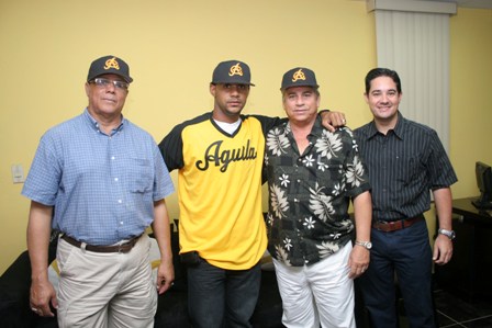 ÁGUILAS CIBAEÑAS RECIBEN JUGADOR JONATHAN VILLAR PRIMERA SELECCIÓN SORTEO NOVATOS BÉISBOL PROFESIONAL DOMINICANO