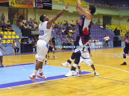 TIBURONES PUERTO PLATA PROPINAN SEGUNDA DERROTA METROS SANTIAGO TORNEO LNB