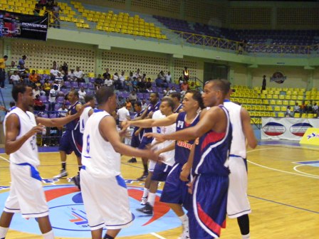 KELVIN (EL POLLITO) PEÑA CONDUCE  TIBURONES PUERTO PLATA FINALES CIRCUITO NORTE LNB