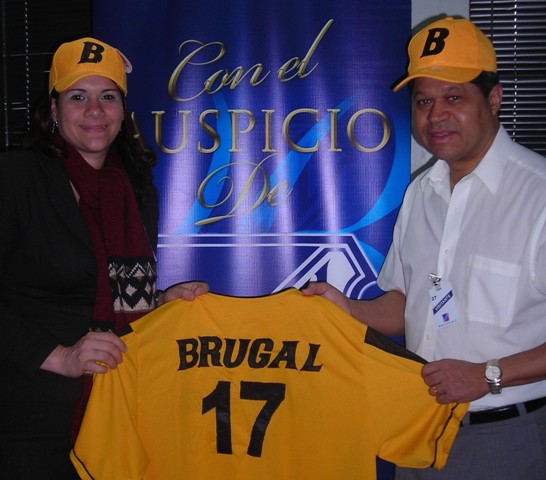 EMPRESA BRUGAL DONA UNIFORMES LIGA SOFTBOL  PUERTO PLATA EN NEW YORK