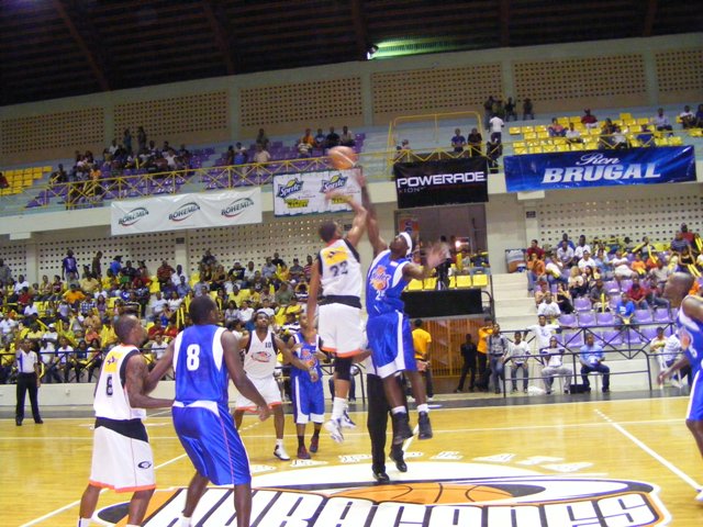HURACANES PIERDEN QUINTO JUEGO CIRCUITO NORTE LNB