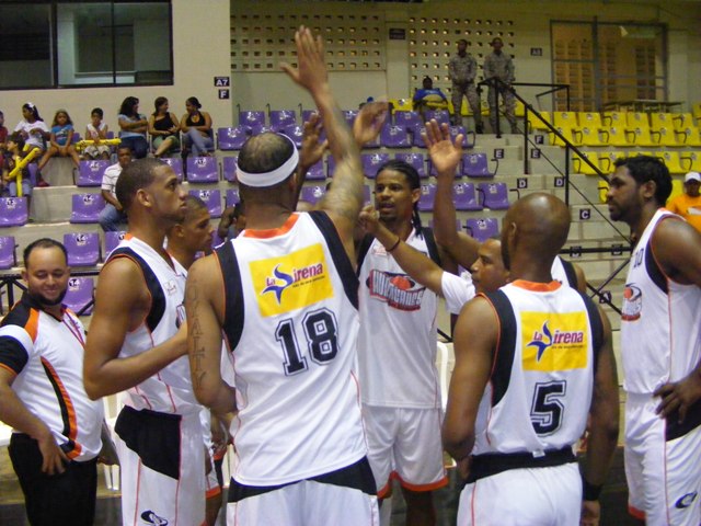 HURACANES TERMINAN PARICIPACIÓN LNB VENCIENDO METROS DE SANTIAGO