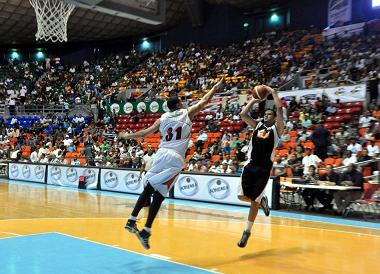EXPULSAN FANÁTICOS PROVOCARON TRIFULCA BALONCESTO SANTIAGO