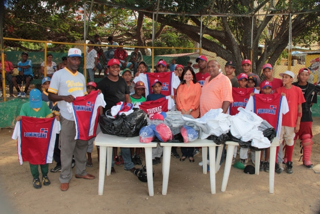 Ayuntamiento Sosúa dona uniformes ligas deportivas infantiles