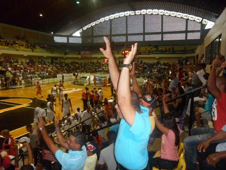 DEBUT KELVIN PEÑA ALEGRA FANATICOS HURACANES DEL ATLÁNTICO