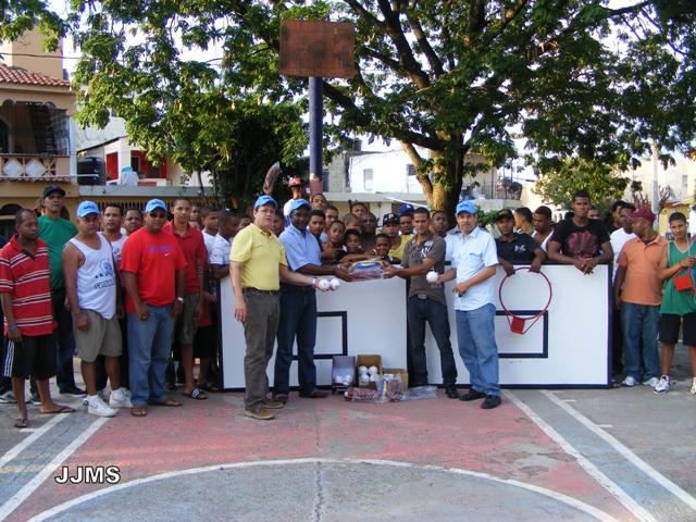 MOVIMIENTO POLÍTICO DEPORTISTAS CON DANILO HACE DONATIVO  ÚTILES 