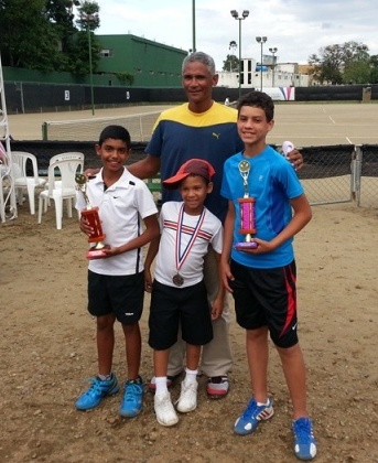 Escuela de Tenis Adalberto Guerrero gana en torneo La Vega