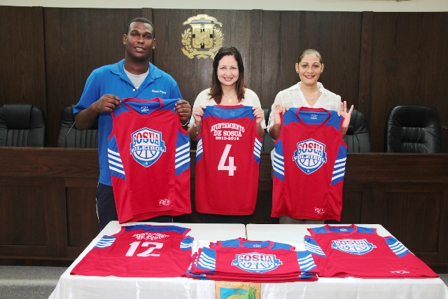 Alcaldesa de Sosúa entrega uniformes a equipos de voleibol
