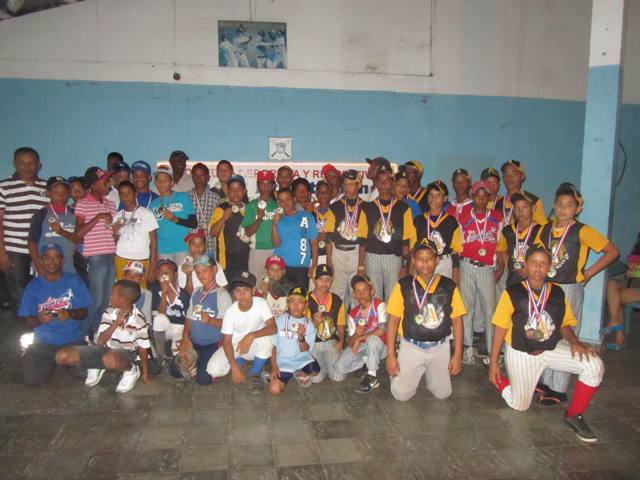 Liga Del Atlántico premia atletas destacados en torneo navideño