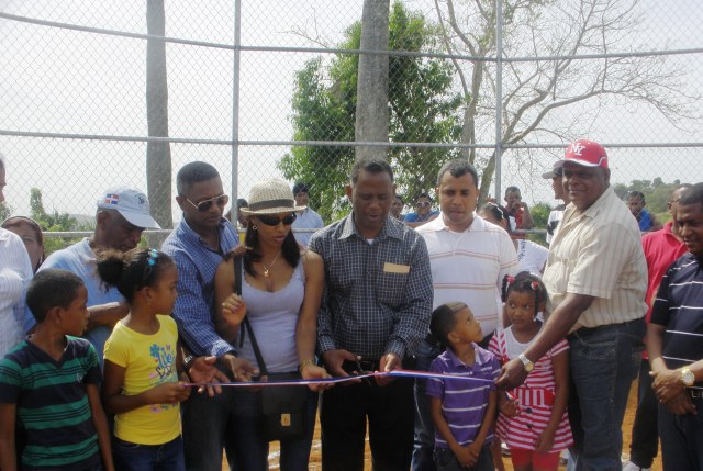 Autoridades distritales de Maimón inauguran pley en comunidad La Ceiba