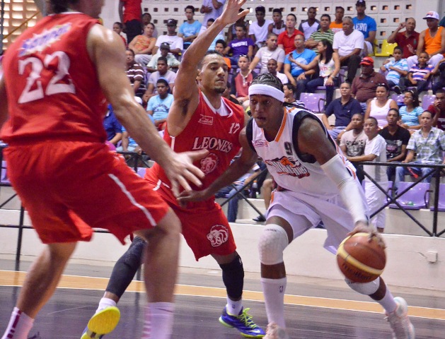 Huracanes siguen indetenibles; Kelvin Peña arruina el debut de Edgar Sosa en la LNB