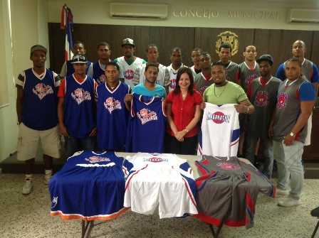 Ilana Neumann y el Ayuntamiento de Sosúa apoyan torneo de baloncesto