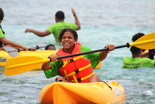 Realizan exitoso convivio de kayak en playa Punta Dévora