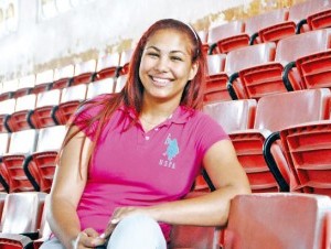 Voleibolista puertoplateña “La China Mejía” trabaja para regresar luego de lesión