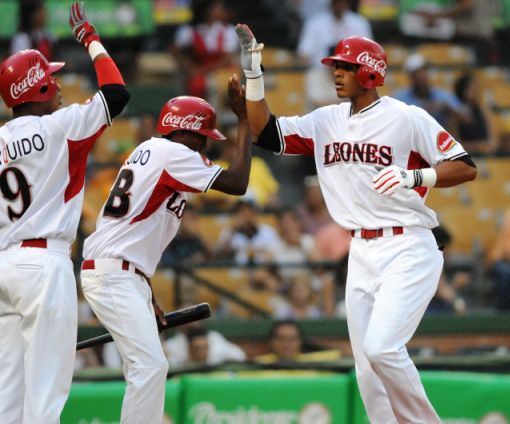 Puertoplateño  Erik González escribe nueva historia en su debut con los Leones del Escogido