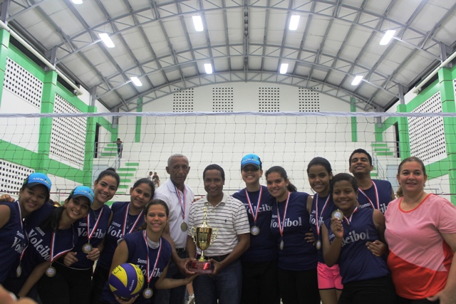 Colegio San José conquista copa Plaza Las Américas en torneo de voleibol juvenil de PP