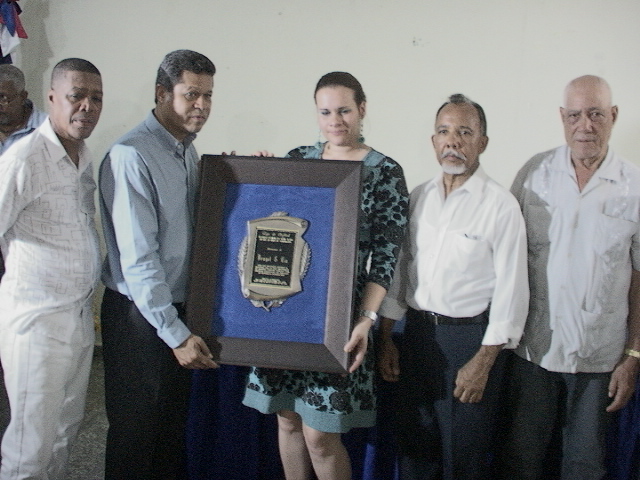 Liga Softbol Puertoplateños en NY reconoce a Brugal & Cía. por su apoyo al deporte