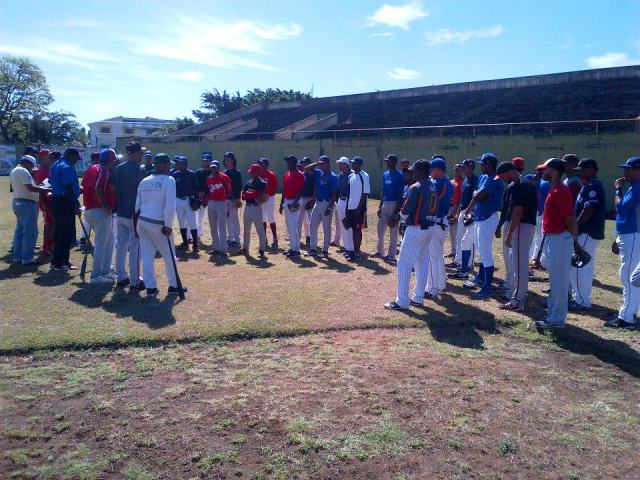 Se presentan 44 jugadores al primer día de entrenamientos del equipo Tiburones del Norte