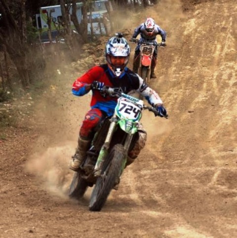 En el Clásico de Motocross de La Gran Parada ecuatoriano Benenaula y dominicano Mejía ganaron las categorías de más cilindrajes