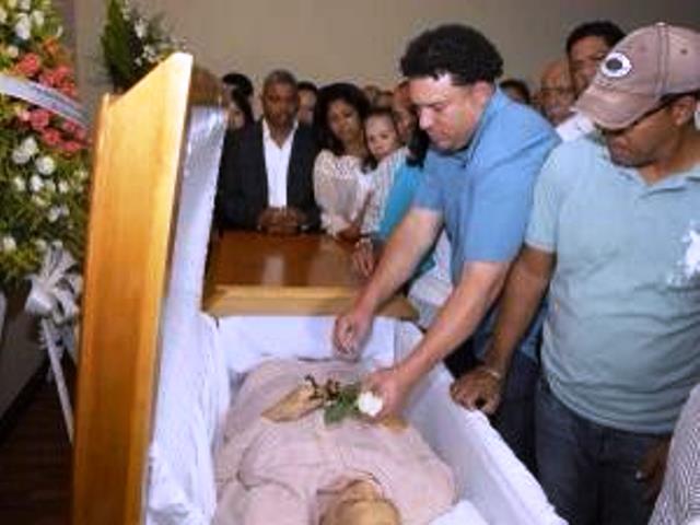 Sepultan en Altamira madre del lanzador Bartolo Colón en medio de una manifestación de duelo