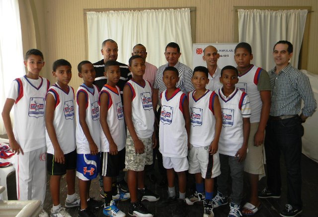  Farmacia Popular entrega uniforme a los atletas integran selección Mini Básquet de la ABAPPLATA