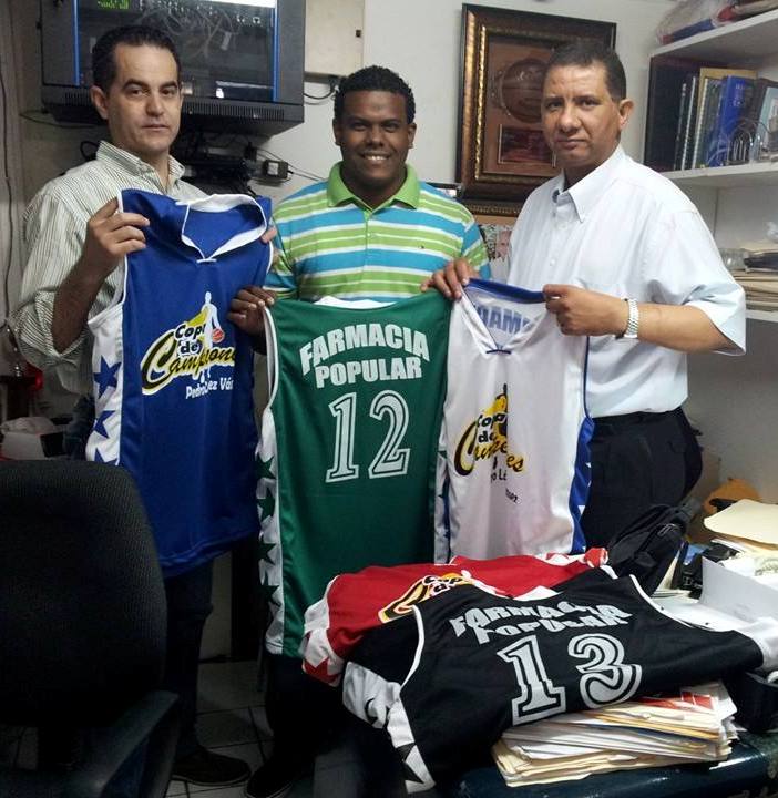 Farmacia Popular entrega uniformes para la Copa de Campeones