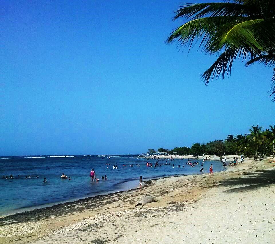 Fuerte calor hace que decenas de ciudadanos hasta los días de semana visiten las playas de PP