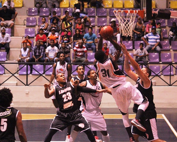 Leones derrotan dramáticamente a domicilio a los Huracanes del Atlántico