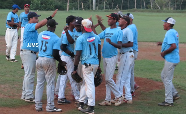 Bravos de La Loma y Paleros de Los Caños dividen en el inicio de semifinal torneo de Softbol de Maimón