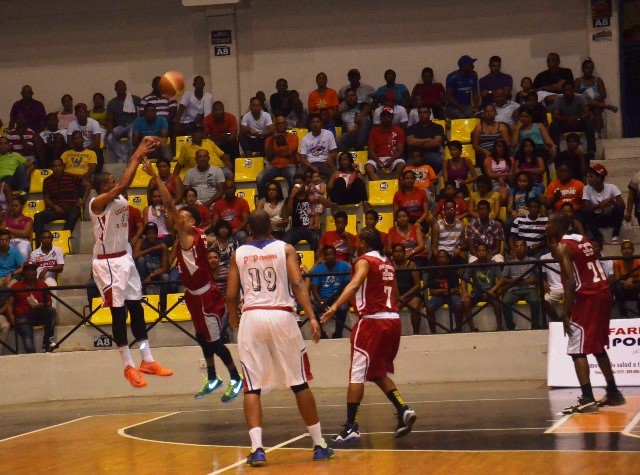 Correcaminos de la Parte Baja logran segunda victoria en serie final del baloncesto superior de PP